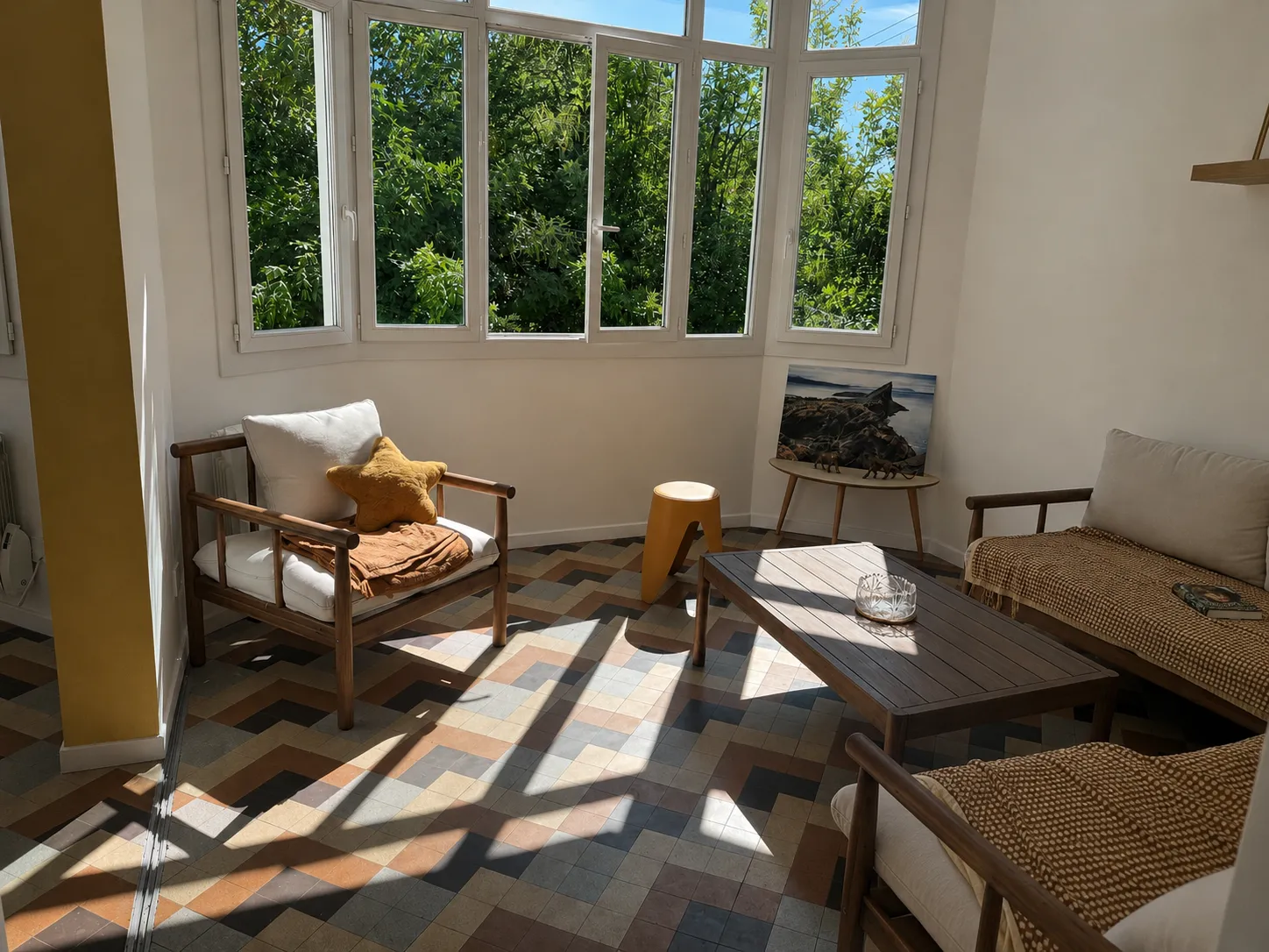 Salon lumineux avec vue sur le jardin